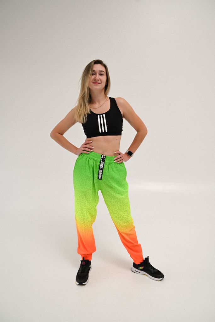 Тренерка Zumba посміхається